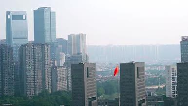 城市红旗飘飘场景实拍4k视频的预览图